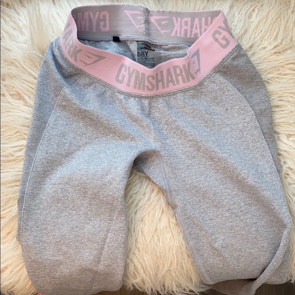 Gym shark leggings